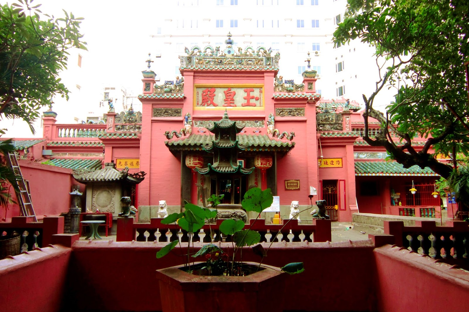 must see saigon - Ngoc Hoang Pagoda