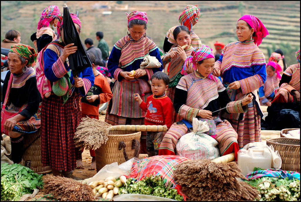 what to do in Sapa - shop at local market