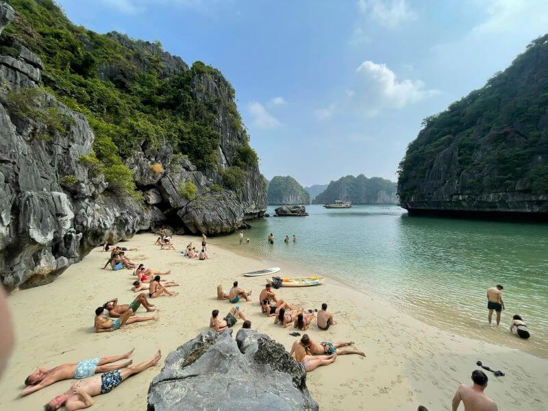 Bãi biển hoang sơ tại Khu du lịch Cát Bà