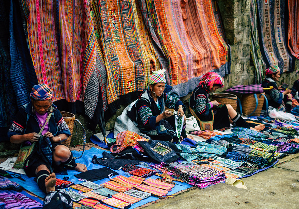 Bustling Sapa ethnic markets with local people