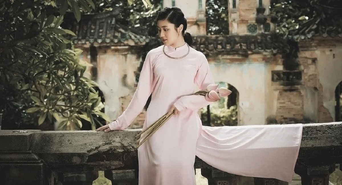 Văn Hóa Truyền Thống Việt Nam - Áo dài Người phụ nữ mặc Áo dài truyền thống Việt Nam