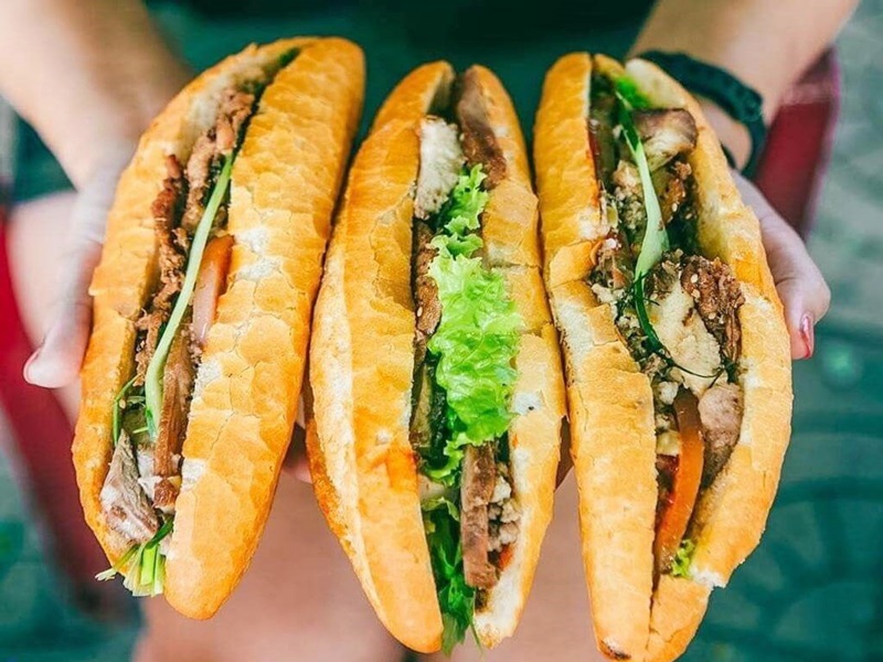 Ổ bánh mì Việt Nam với nhiều nhân, món ngon Việt Nam