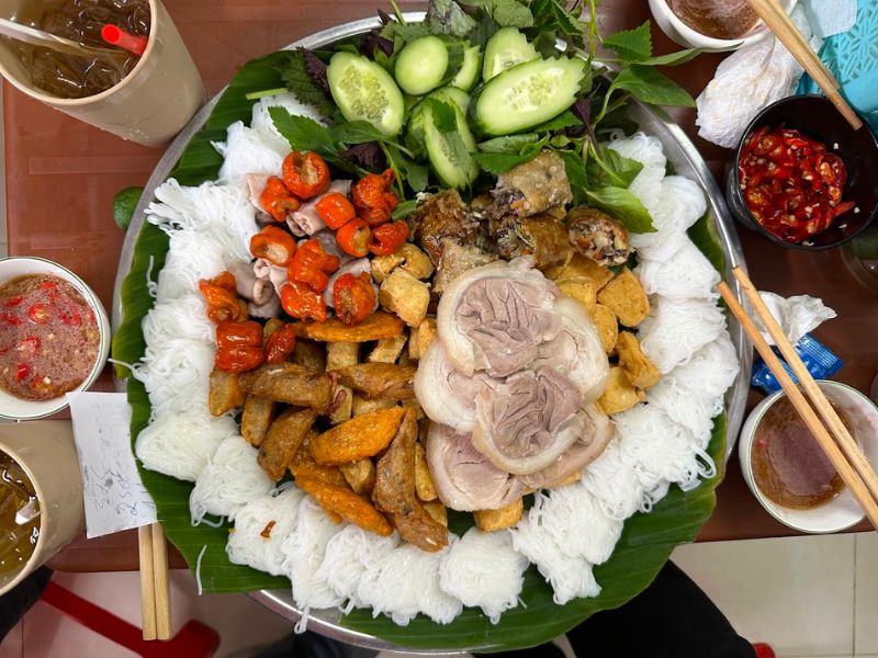 Cảnh chung về food tour Hà Nội