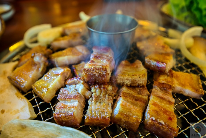 thịt lợn rừng đen nướng đảo jeju