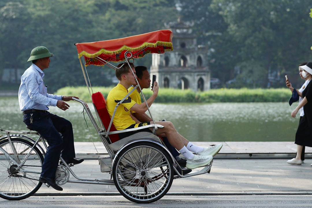 hanoi cyclo tour hoan kiem lake