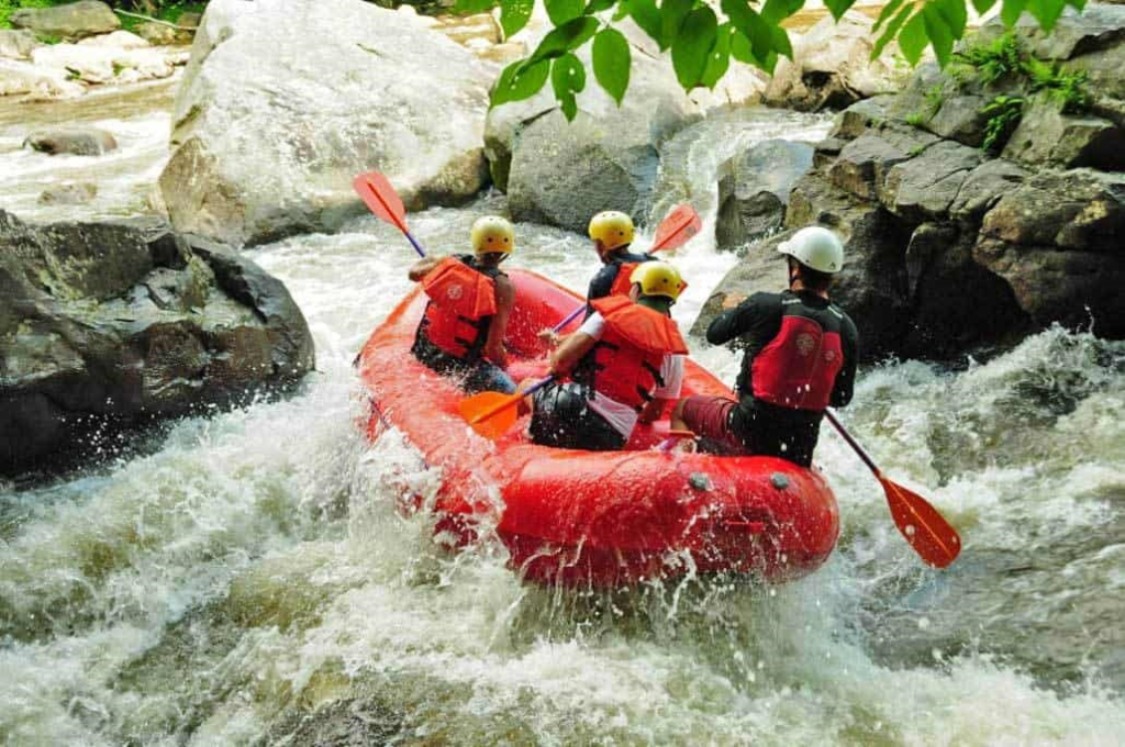 Chèo thuyền vượt thác trên sông Hantan ở Pocheon